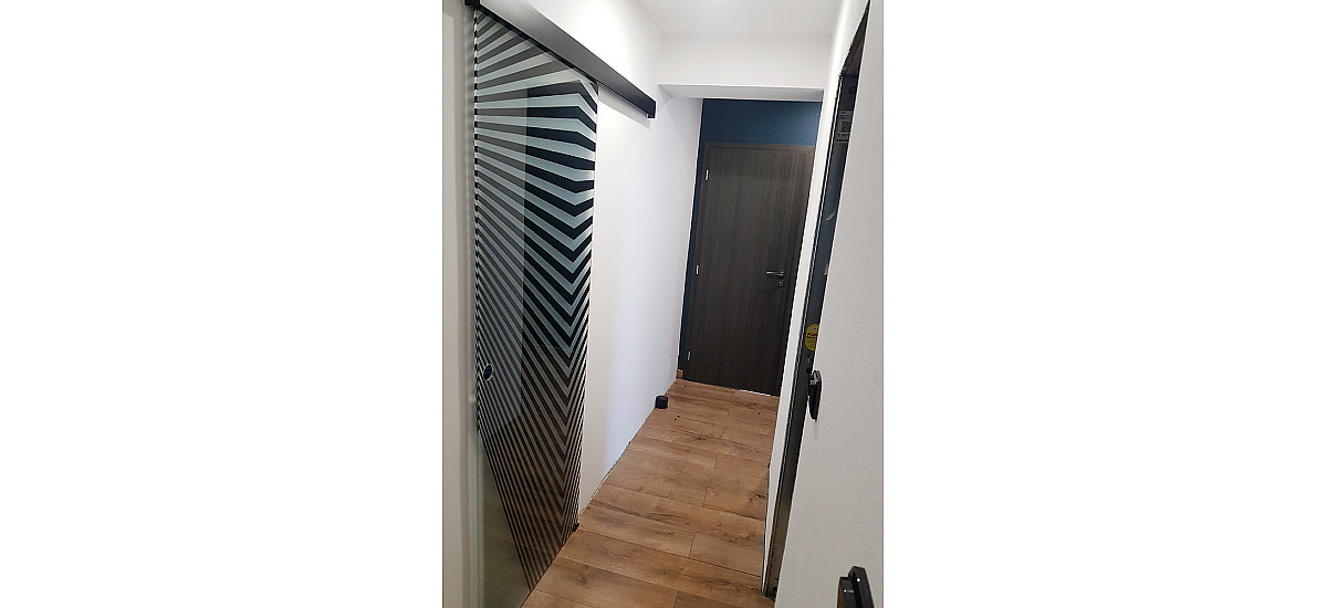 Celoskleněné dveře posuvné na stěnu GRAF 1 | Montáž dveří a zárubní